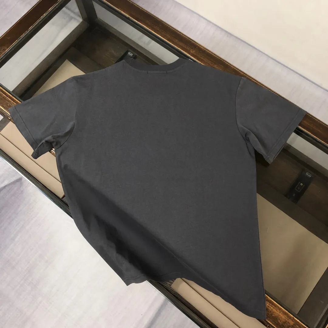P180 Stone Island 2025 latest T-shirt, couple style ~ original order, fashionable and casual short T-shirt, specially made of customized cotton fabric ~ 100% cotton T-shirt ~ pre-washed to prevent deformation and shrinkage problem, more comfortable and breathable on the body ~ all available from stock ~ unique design style, trendy must-have item, complete with three standards 👍 Color: black/white/coffee/dark gray Size: S M L XL (larger version Please state your height and weight when placing an order)